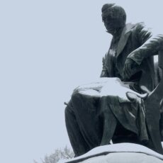 Заснеженный памятник Грибоедову в Петербурге. Фото редакции журнал НаНевском СПб Горе от ума ИИ